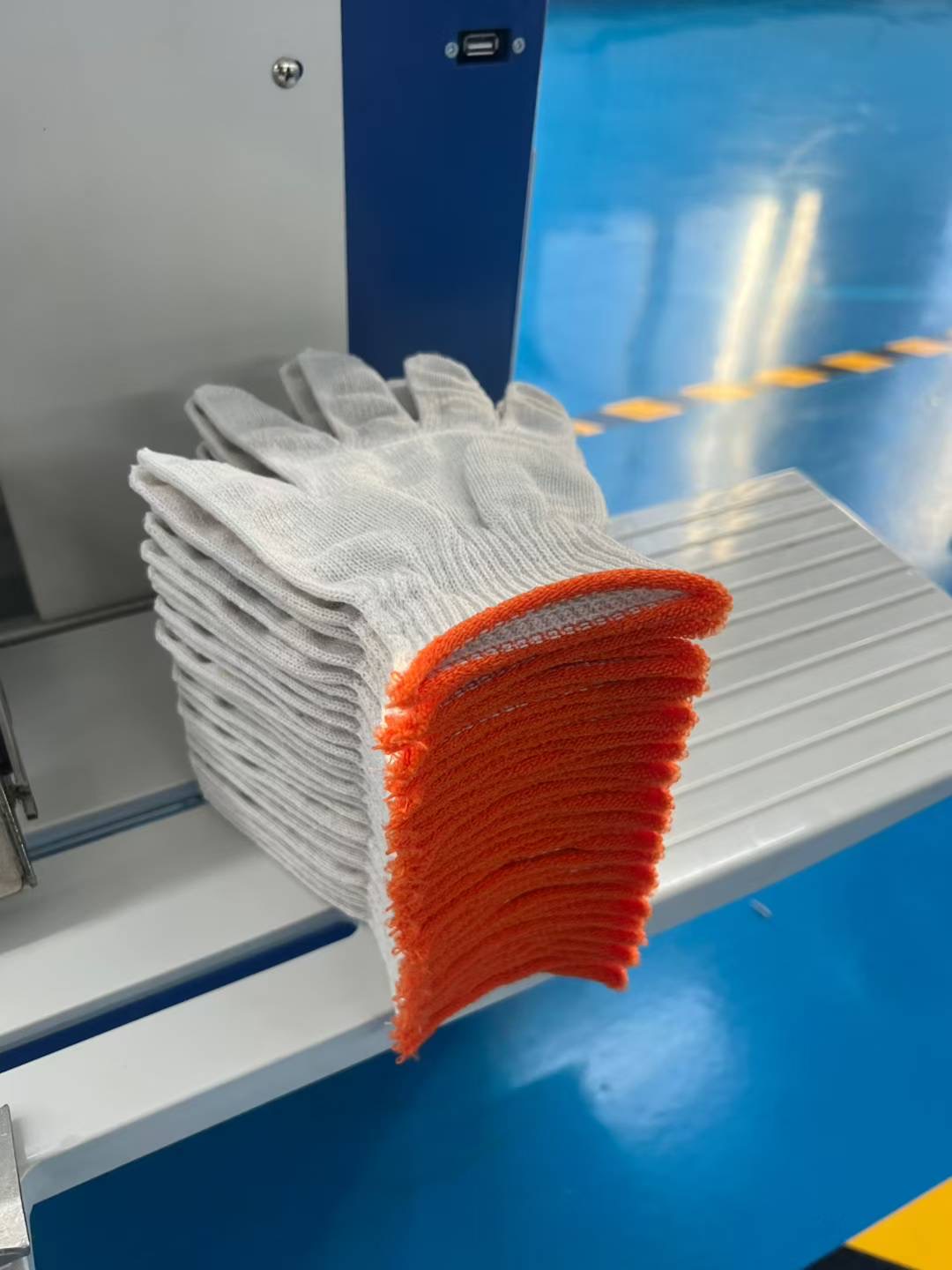 Gloves — view 3
