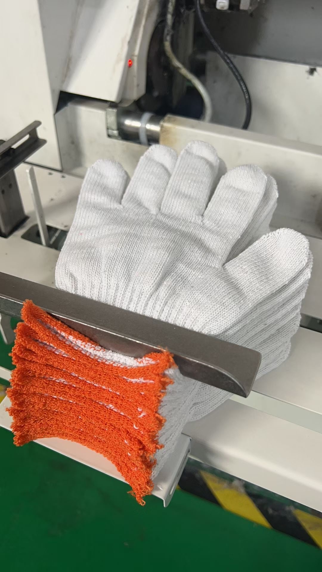 Gloves — view 4